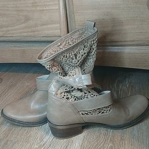 Bare Traps Boots (Size 7)